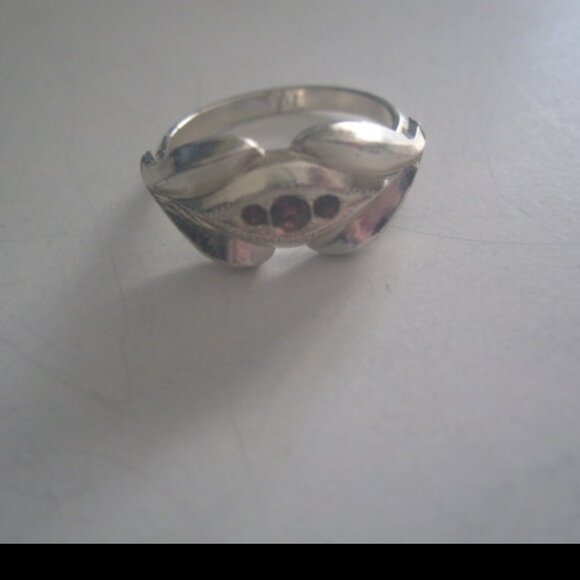 Silver Tone Ring w/ 3 Pink Glass Stones - Picture 12 of 12